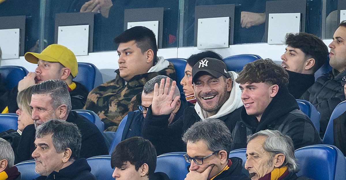 Ovazione per Totti in tribuna per Roma-Cagliari: un altro indizio sul suo ritorno?