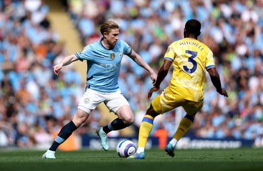 Kevin De Bruyne e Tyrick Mitchell durante Manchester City vs Crystal Palace (Foto di Matt McNulty/Getty Images) Crystal Palace vs Manchester City