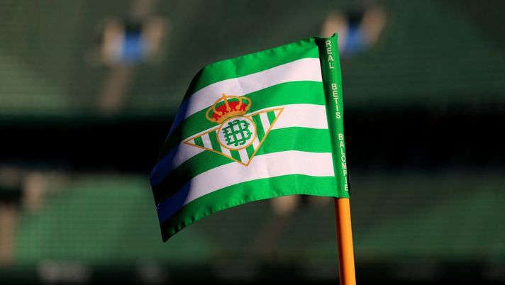 SEVILLE, SPAIN - MARCH 30: A detailed view of a Real Betis corner flag is seen prior to the LaLiga match between Real Betis Balompie and Sevilla FC at Estadio Benito Villamarin on March 30, 2025 in Seville, Spain. (Photo by Fran Santiago/Getty Images) betis