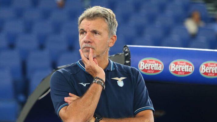 ROME, ITALY - SEPTEMBER 16: SS Lazio head coach Marco Baroni looks on during the Serie A match between SS Lazio and Verona at Stadio Olimpico on September 16, 2024 in Rome, Italy. (Photo by Paolo Bruno/Getty Images) Comunicato Lazio: “Vogliamo tranquillizzare sulle condizioni di Baroni dopo il lieve malore” - immagine 1