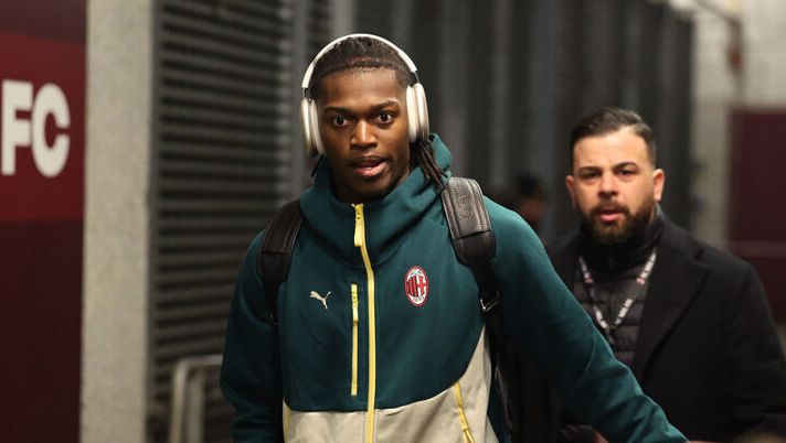 TURIN, ITALY - DECEMBER 08: Rafael Leao of AC Milan arrives before the Serie A match between Torino FC and AC Milan at Stadio Olimpico di Torino on December 08, 2025 in Turin, Italy. (Photo by Claudio Villa/AC Milan via Getty Images) NEWS – Akanji, Sulemana, Dovbyk, Wesley, Lookman, Isaksen, Bremer, McTominay, Leao, Zemura: le novità - immagine 1