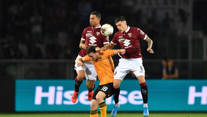 TURIN, ITALY - AUGUST 22: Diogo Jota (C) of Wolverhampton Wanderers clashes with Armando Izzo (L) and Daniele Baselli of Torino during the UEFA Europa League Playoffs 1st Leg match between Torino and Wolverhampton Wanderers at Stadio Olimpico on August 22, 2019 in Turin, Italy. (Photo by Valerio Pennicino/Getty Images) Stessa squadra, stesse lacune, zero mercato. Toro KO e appeso a un filo in Europa - immagine 1
