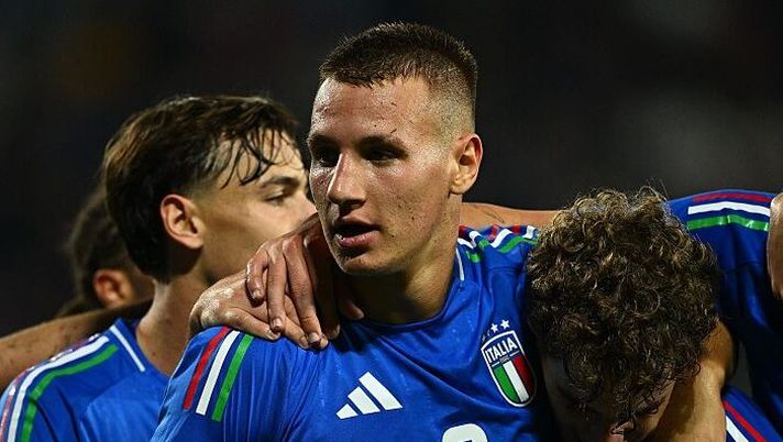 CREMONA, ITALY - OCTOBER 14: Francesco Camarda of Italy celebrates after scoring the 3-0 goal during the UEFA Euro U21 Qualification match between Italy and Armenia at Stadio Giovanni Zini on October 14, 2025 in Cremona, Italy. (Photo by Marco M. Mantovani/Getty Images) Camarda: “Sono sulla bocca di tanti: alcuni mi amano, altri mi odiano ma io…” - immagine 1