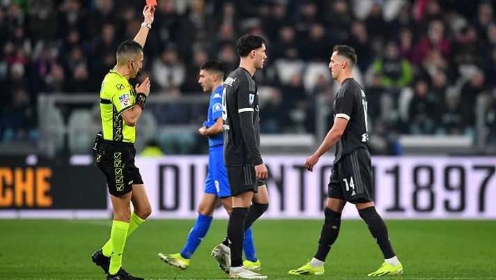 TURIN, ITALY - JANUARY 27: Match Referee Livio Marinelli shows a red card to Arkadiusz Milik of Juventus during the Serie A TIM match between Juventus and Empoli FC - Serie A TIM at Allianz Stadium on January 27, 2024 in Turin, Italy. (Photo by Valerio Pennicino/Getty Images) Allegri, la frittata - immagine 1