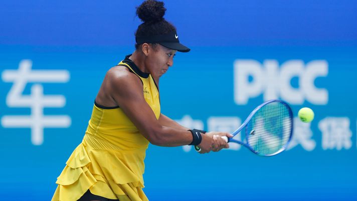 WUHAN, CHINA - OCTOBER 7: Naomi Osaka of Japan returns a shot against Leylah Fernandez of Canada in the women's singles round of 64 match during day four of the 2025 Wuhan Open at Optics Valley International Tennis Center on October 7, 2025 in Wuhan, China. (Photo by Wang He/Getty Images) Tennis, WTA Osaka: dove vedere il torneo in diretta tv e streaming live gratis - immagine 1