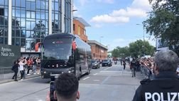 VIDEO – Milan-Genoa, pullman rossonero arrivato a San Siro | PM News
