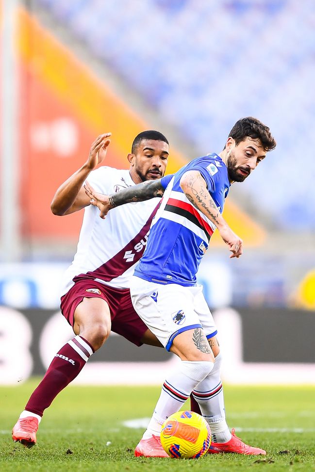 GENOA, ITALY - JANUARY 15: Gleison Bremer of Torino (L) and Francesco Caputo of Sampdoria vie for the ball during the Serie A match between UC Sampdoria and Torino FC at Stadio Luigi Ferraris on January 15, 2022 in Genoa, Italy. (Photo by Getty Images)