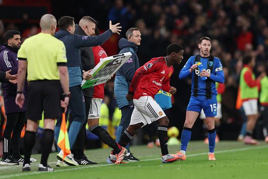 MANCHESTER, INGHILTERRA - 15 DICEMBRE: Kobbie Mainoo del Manchester United entra come sostituto durante la partita di Premier League tra Manchester United e Bournemouth all'Old Trafford il 15 dicembre 2025 a Manchester, Inghilterra. (Foto di Stu Forster/Getty Images) Manchester United, continua il caso Mainoo: la reazione del fratello- immagine 2