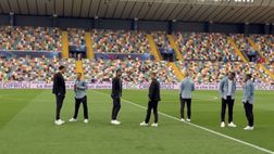 I calciatori del Napoli in campo: la passeggiata sul terreno di gioco