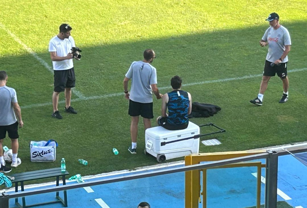 Il georgiano non partecipa alla partitella e parla col medico sociale a bordocampo