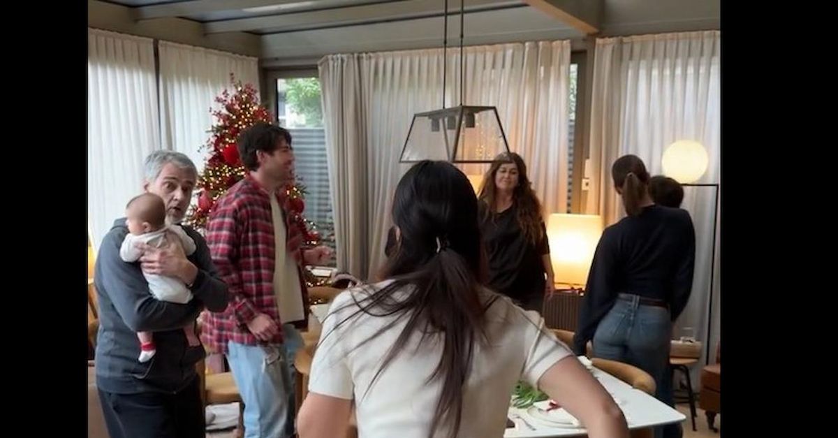 VIDEO / Natale in famiglia con balletto per Belen e Cecilia Rodriguez