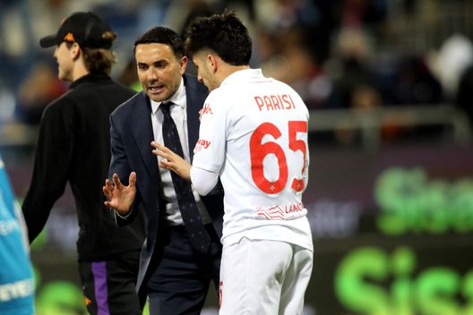 CAGLIARI, ITALY - APRIL 23: Raffaele Palladino coach of Fiorentina and Fabiano Parisi of Fiorentina during the Serie A match between Cagliari and Fiorentina at Sardegna Arena on April 23, 2025 in Cagliari, Italy. (Photo by Enrico Locci/Getty Images) Palladino soddisfatto non cambia: con l’Empoli ancora Gudmundsson-Beltran- immagine 2