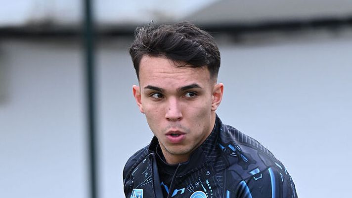 NAPLES, ITALY - JANUARY 26: Giovane Do Nascimento of Napoli during a training session on January 26, 2026 in Naples, Italy. (Photo by SSC NAPOLI/SSC NAPOLI via Getty Images) Giovane, come cambia il suo status dopo il passaggio al Napoli e cosa fare al fantacalcio - immagine 1