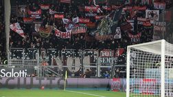 Cagliari, squadra rossonera sotto la curva al termine della sfida