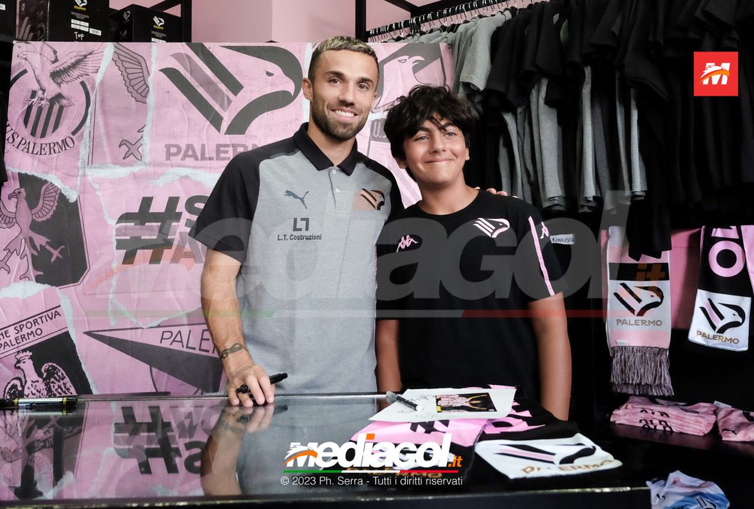 FOTO PALERMO: Federico Di Francesco scatta selfie con i tifosi allo store (GALLERY) - immagine 12