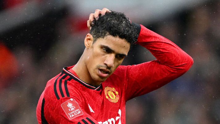 MANCHESTER, ENGLAND - MARCH 17: Raphael Varane of Manchester United reacts during the Emirates FA Cup Quarter Final between Manchester United and Liverpool FC at Old Trafford on March 17, 2024 in Manchester, England. (Photo by Michael Regan/Getty Images) Como, Varane più di una suggestione: ecco chi sta avendo un ruolo importante - immagine 1