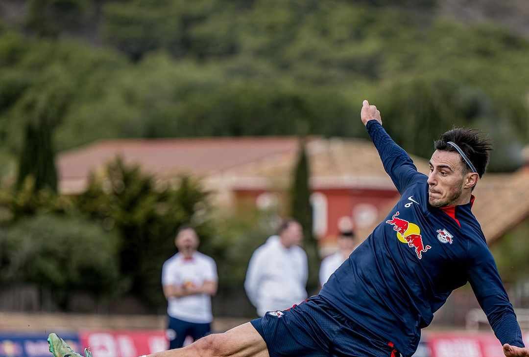 GALLERY Elmas posa con la maglia del Lipsia: gli scatti dei primi giorni in Germania- immagine 1