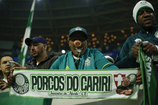 SAO PAULO, BRASILE - 02 NOVEMBRE: I tifosi del Palmeiras festeggiano la vittoria del campionato dopo la partita tra Palmeiras e Fortaleza valida per il Brasileirao Series A 2022. (Foto di Ricardo Moreira/Getty Images) Il Derby Paulista: la rivalità storica tra Corinthians e Palmeiras- immagine 6