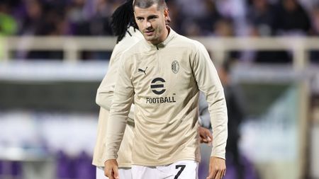 FLORENCE, ITALY - OCTOBER 06: Alvaro Morata of AC Milan warms up ahead before the Serie A match between Fiorentina and Milan at Stadio Artemio Franchi on October 06, 2024 in Florence, Italy. (Photo by Claudio Villa/AC Milan via Getty Images)