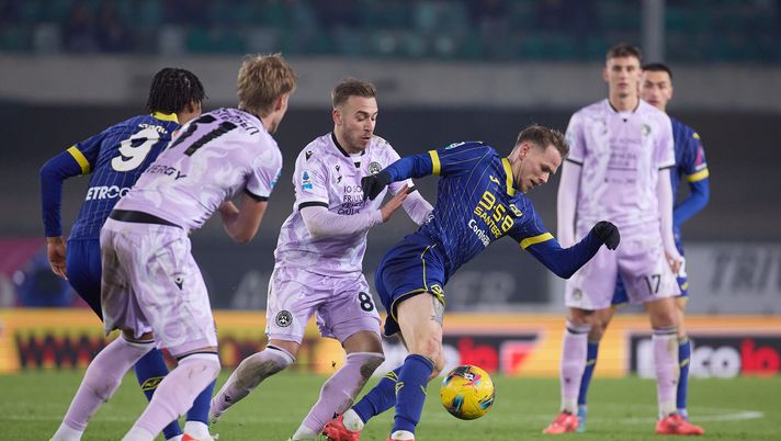 VERONA, ITALY - JANUARY 04: Ondrej Duda of Hellas Verona FC competes for the ball with Darko Lazovic of Hellas Verona FC during the Serie A match between Verona and Udinese at Stadio Marcantonio Bentegodi on January 04, 2025 in Verona, Italy. (Photo by Emmanuele Ciancaglini/Getty Images) Serie A, Verona-Udinese 0-0: pareggio senza gol al Bentegodi. Hellas a -1 dalla Roma - immagine 1