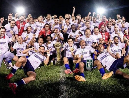 I festeggiamenti del club per il trionfo in campionato. Foto da profilo instagram di Ylano.