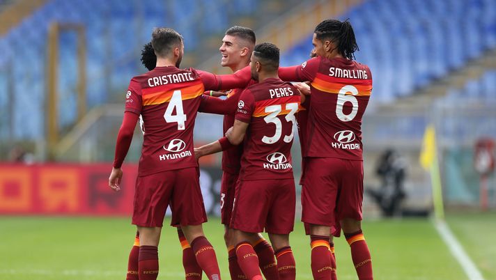 ROME, ITALY - MARCH 07: Gianluca Mancini of Roma celebrates with team mates (L - R) Bryan Cristante, Bruno Peres and Chris Smalling after scoring their side's first goal during the Serie A match between AS Roma and Genoa CFC at Stadio Olimpico on March 07, 2021 in Rome, Italy. Sporting stadiums around Italy remain under strict restrictions due to the Coronavirus Pandemic as Government social distancing laws prohibit fans inside venues resulting in games being played behind closed doors. (Photo by Paolo Bruno/Getty Images) Limiti (forzaroma.info): “Roma con entusiasmo ma pochi ricambi: il Torino la può spuntare” - immagine 1