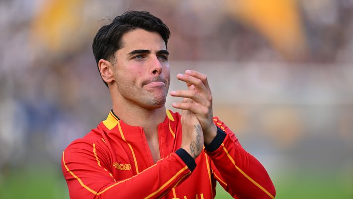 PARMA, ITALY - OCTOBER 04: Riccardo Sottil of Lecce applauds the fans after the team's victory in the Serie A match between Parma Calcio 1913 and US Lecce at Stadio Ennio Tardini on October 04, 2025 in Parma, Italy. (Photo by Alessandro Sabattini/Getty Images) Sottil
