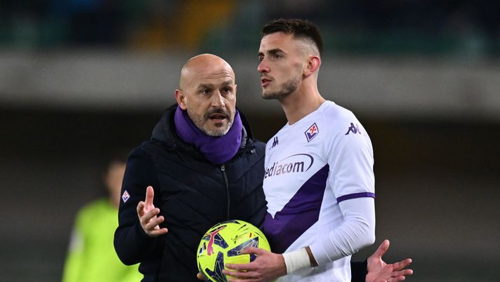 VERONA, ITALY - FEBRUARY 27: Vincenzo Italiano head coach of ACF Fiorentina issues instructions to Aleksa Terzic during the Serie A match between Hellas Verona and ACF Fiorentina at Stadio Marcantonio Bentegodi on February 27, 2023 in Verona, . (Photo by Alessandro Sabattini/Getty Images) VN – Terzic ha deciso, vuole andare: c’è l’intesa con il probabile prossimo club - immagine 1