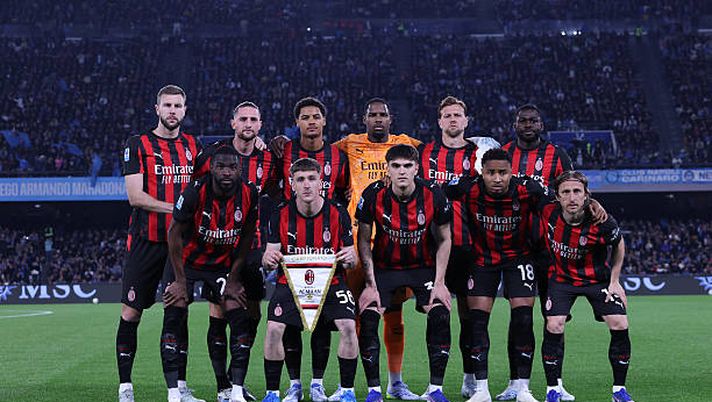 NAPLES, ITALY - APRIL 06: Players of AC Milan line up prior to the Serie A match between SSC Napoli and AC Milan at Stadio Diego Armando Maradona on April 06, 2026 in Naples, Italy. (Photo by Claudio Villa/AC Milan via Getty Images) Le pagelle di Napoli-Milan 1-0: male Leao (5), si salvano in pochi - immagine 1