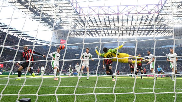 MILAN, ITALY - DECEMBER 14: Christian Pulisic of AC Milan scores the goal, which is then disallowed, during the Serie A match between AC Milan and US Sassuolo Calcio at Giuseppe Meazza Stadium on December 14, 2025 in Milan, Italy. (Photo by Claudio Villa/AC Milan via Getty Images) inter-capolista-milan-un-punto-gol-annullato-sassuolo