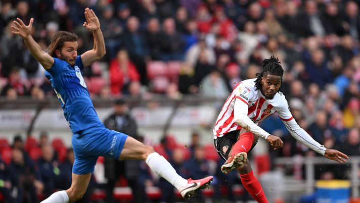 SUNDERLAND, ENGLAND - NOVEMBER 11: Sunderland player Pierre Ekwah challenged by Birmingham player Ivan Sunjic during the Sky Bet Championship match between Sunderland and Birmingham City at Stadium of Light on November 11, 2023 in Sunderland, England. (Photo by Stu Forster/Getty Images) Mercato Udinese / Prima offerta ufficiale per Ekwah: si tratta - immagine 1