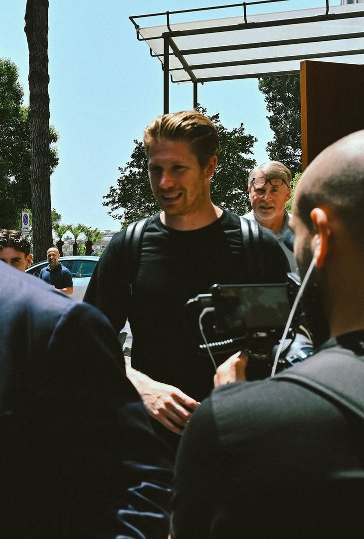 La gioia di De Bruyne sui social: “Napoli, sono qui!” – LA FOTOGALLERY- immagine 1