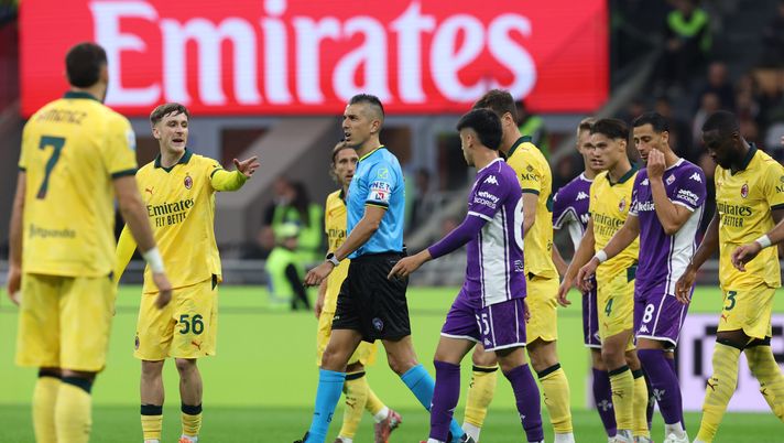 MILAN, ITALY - OCTOBER 19: Alexis Saelemaekers of AC Milan reacts during the Serie A match between AC Milan and ACF Fiorentina at Giuseppe Meazza Stadium on October 19, 2025 in Milan, Italy. (Photo by Claudio Villa/AC Milan via Getty Images) Fiorentina, Pradè attacca Marinelli: “Una roba scandalosa, Pioli non è responsabile” - immagine 1