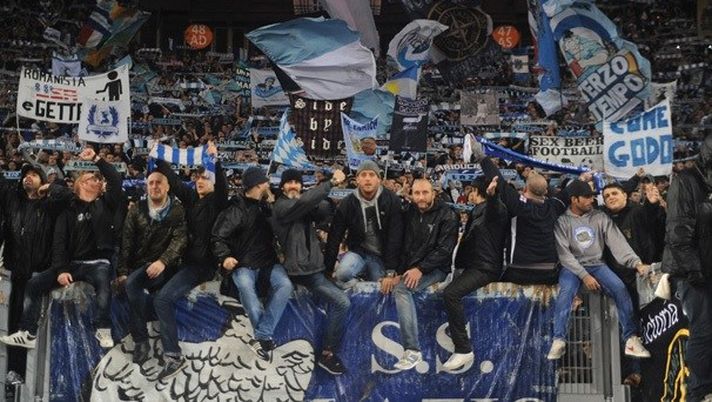 FOTO Gli ultras attaccano società e squadra: manifesti appesi per tutta Napoli - immagine 1