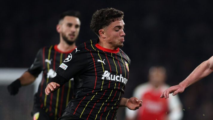 LONDON, ENGLAND - NOVEMBER 29: Declan Rice of Arsenal battles for possession with Neil El Aynaoui of RC Lens during the UEFA Champions League match between Arsenal FC and RC Lens at Emirates Stadium on November 29, 2023 in London, England. (Photo by Richard Heathcote/Getty Images) Roma, conferme su El Aynaoui per il centrocampo: ecco la richiesta del Lens - immagine 1