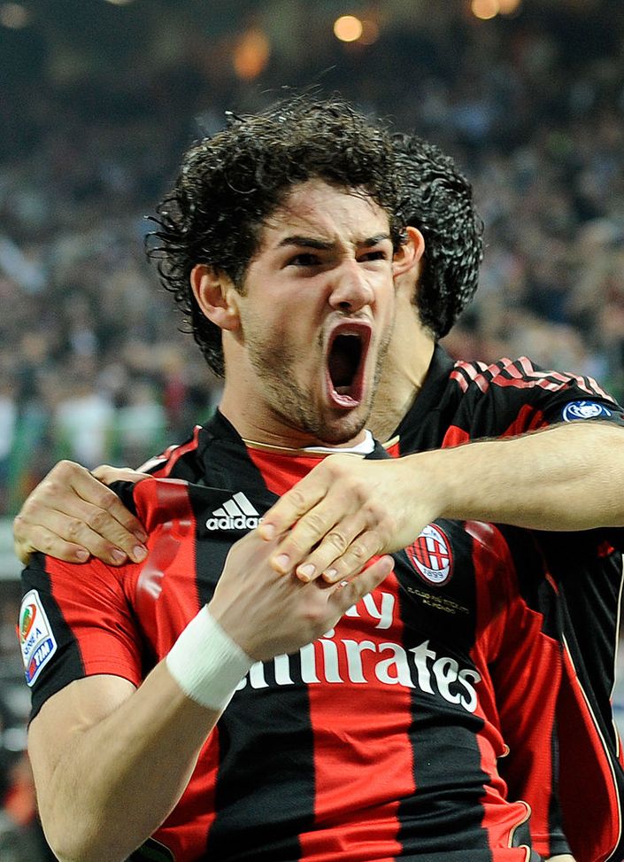 MILAN, ITALY - APRIL 02: Alexandre Pato of AC Milan celebrates scoring the first goal during the Serie A match between AC Milan and FC Internazionale Milano at Stadio Giuseppe Meazza on April 2, 2011 in Milan, Italy. (Photo by Claudio Villa/Getty Images)  Come si diventa milanisti e cosa vuol dire tifare Milan- immagine 2