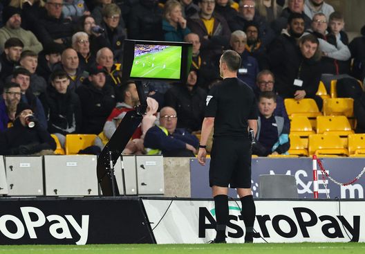 WOLVERHAMPTON, INGHILTERRA - 24 APRILE: L’arbitro Stuart Attwell controlla il monitor del VAR prima di annullare il gol segnato da Hwang Hee-chan del Wolverhampton Wanderers (non in foto) a seguito di un fallo nell’azione precedente commesso da Matheus Cunha del Wolverhampton Wanderers durante la partita di Premier League tra Wolverhampton Wanderers e AFC Bournemouth al Molineux Stadium il 24 aprile 2024 a Wolverhampton, Inghilterra. (Foto di David Rogers/Getty Images) SImulazioni, perdite di tempo, angoli: come cambia il protocollo VAR in vista del Mondiale- immagine 2