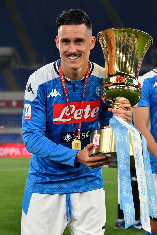 Roma, Italia - 17 giugno 2020: Callejón col trofeo della Coppa Italia. (Foto di Marco Rosi/Getty Images) L’ex Napoli Callejón si ritira: l’emozionante comunicato del Marbella- immagine 2