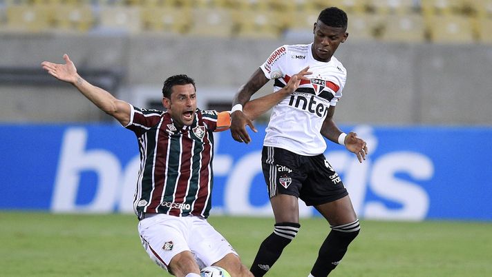 RIO DE JANEIRO, BRAZIL - DECEMBER 26: Fred (L) of Fluminense struggles for the ball with Arboleda of Sao Paulo during a match between Fluminense and Sao Paulo as part of 2020 Brasileirao Series A at Maracana Stadium on December 26, 2020 in Rio de Janeiro, Brazil. (Photo by Buda Mendes/Getty Images) Caos in Brasile, Arboleda sparisce prima della partita: giallo in casa São Paulo - immagine 1