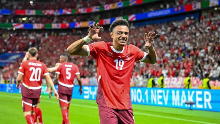 FRANKFURT AM MAIN, GERMANY - JUNE 23: Dan Ndoye of Switzerland celebrates after scoring his team's first goal during the UEFA EURO 2024 group stage match between Switzerland and Germany at Frankfurt Arena on June 23, 2024 in Frankfurt am Main, Germany. (Photo by Harry Langer/DeFodi Images via Getty Images) Napoli su Ndoye, lui ammette: “Un grande club e Conte è speciale” - immagine 1