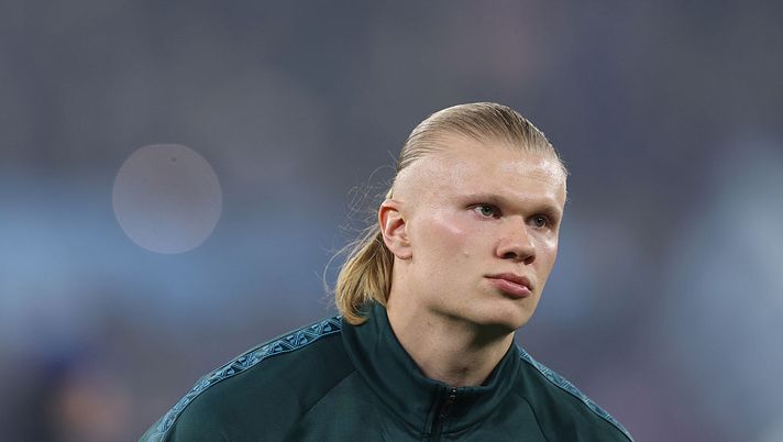 MANCHESTER, ENGLAND - MARCH 17: Erling Haaland of Manchester City looks on before the UEFA Champions League 2025/26 Round of 16 Second Leg match between Manchester City FC and Real Madrid CF at City of Manchester Stadium on March 17, 2026 in Manchester, England. (Photo by Michael Regan/Getty Images) Erling Haaland investe nel mondo degli scacchi: “È un gioco incredibile che affina la mente” - immagine 1