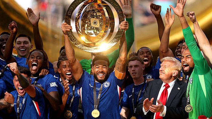EAST RUTHERFORD, NEW JERSEY - JULY 13: Reece James #24 of Chelsea FC lifts the FIFA Club World Cup trophy after their team's victory as U.S. President Donald Trump reacts following the FIFA Club World Cup 2025 Final match between Chelsea FC and Paris Saint-Germain at MetLife Stadium on July 13, 2025 in East Rutherford, New Jersey. (Photo by Carl Recine - FIFA/FIFA via Getty Images) Chelsea trofeo