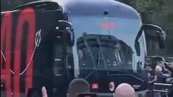VIDEO – Derby Inter-Milan, pullman rossonero arrivato a San Siro | PM News