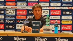 Conferenza Conte, battibecco fra un giornalista e Lombardo: la reazione del mister