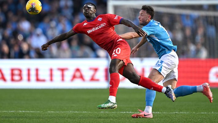 NAPLES, ITALY - MARCH 09: Moise Kean of Fiorentina battles for possession with Amir Rrahmani of Napoli during the Serie A match between Napoli and Fiorentina at the Stadio Diego Armando Maradona on March 09, 2025 in Naples, Italy. (Photo by Francesco Pecoraro/Getty Images) kean