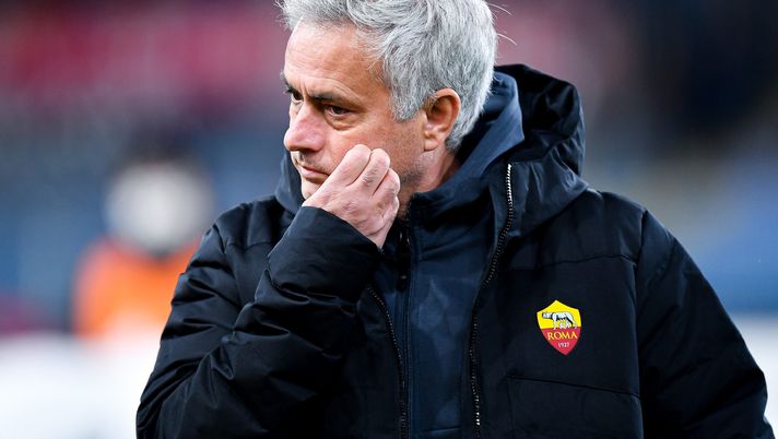GENOA, ITALY - NOVEMBER 21: José Mourinho head coach of Roma looks on before the Serie A match between Genoa CFC and AS Roma at Stadio Luigi Ferraris on November 21, 2021 in Genoa, Italy. (Photo by Getty Images) Torino, Mourinho ritrova i granata: l’ultimo scontro fu nel 2009 e finì 1-1 - immagine 1