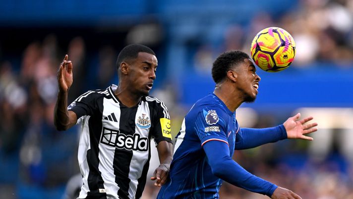 LONDON, ENGLAND - OCTOBER 27: Wesley Fofana of Chelsea heads the ball whilst under pressure from Alexander Isak of Newcastle United during the Premier League match between Chelsea FC and Newcastle United FC at Stamford Bridge on October 27, 2024 in London, England. (Photo by Mike Hewitt/Getty Images) Newcastle-Chelsea, statistiche e precedenti del match di Premier League - immagine 1