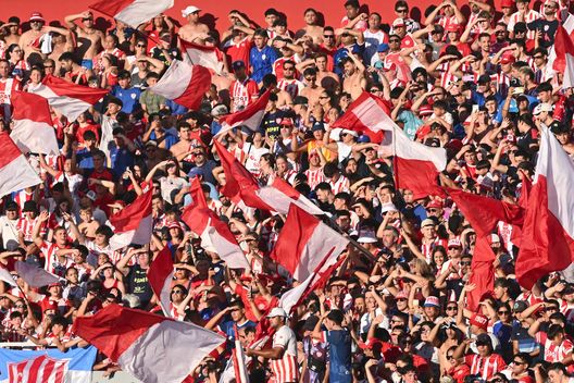 SANTA FE, ARGENTINA - 29 GENNAIO: Tifosi dell'Union tifano prima della partita del Torneo Apertura Betano 2025 tra Union e Boca Juniors allo stadio 15 de Abril, il 29 gennaio 2025 a Santa Fe, Argentina. (Foto di Luciano Bisbal/Getty Images) Lavezzi presente in Unión-Mushuc Runa: arriva l’esordio del figlio Tomás tra i professionisti- immagine 2