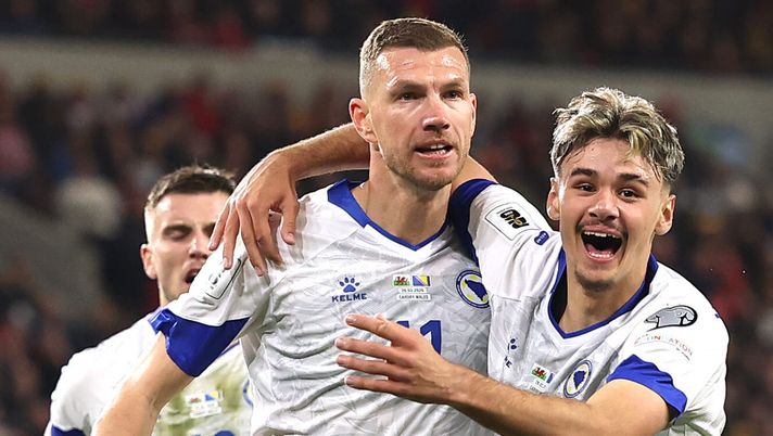 CARDIFF, WALES - MARCH 26: Edin Dzeko of Bosnia and Herzegovina celebrates scoring his team's first goal with teammate Kerim Alajbegovic during the FIFA World Cup 2026 European Qualifiers KO play-off match between Wales and Bosnia and Herzegovina at Cardiff City Stadium on March 26, 2026 in Cardiff, Wales. (Photo by Warren Little/Getty Images) Dzeko rivela: “Parlai con Gattuso dopo Fiorentina-Milan. Ecco cosa ci siamo detti” - immagine 1