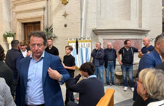 Focolari, il feretro fuori dalla Chiesa con la maglia della Lazio – FOTO- immagine 3